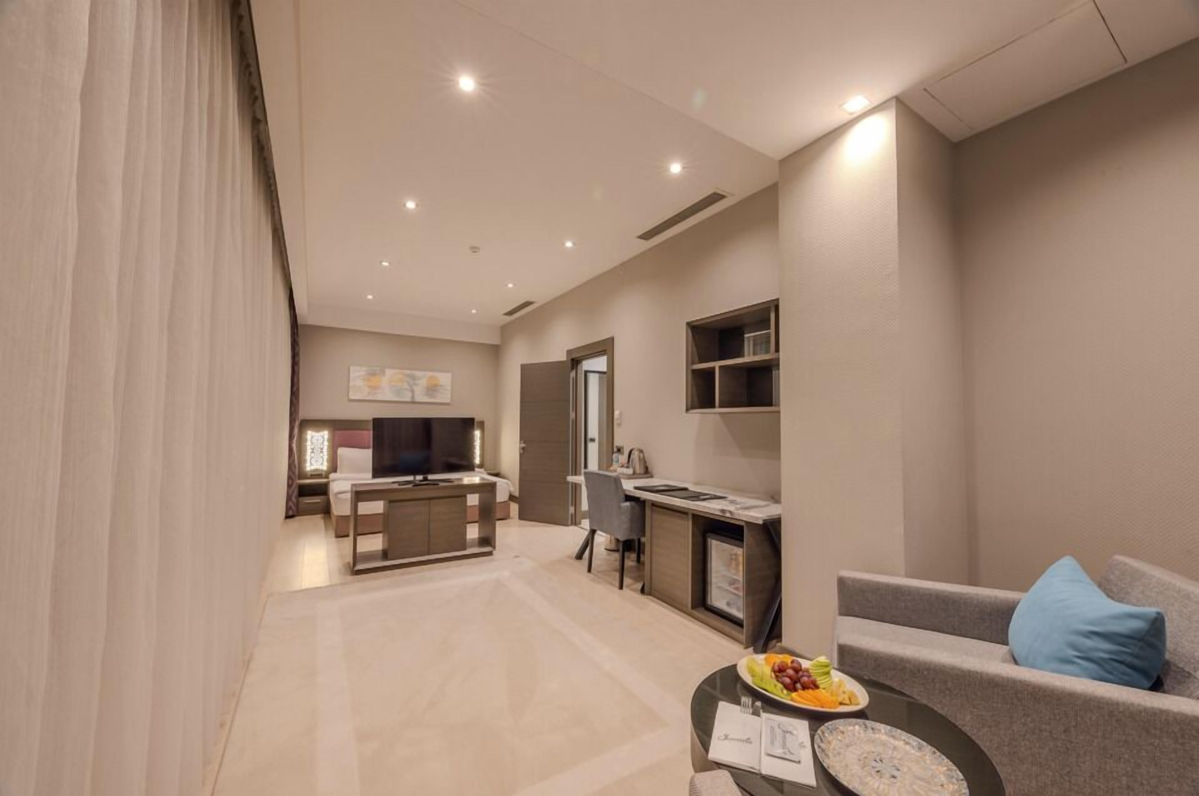 Habitación panorámica con 2 camas individuales, vistas a la colina | Zona de estar | Una televisión LCD