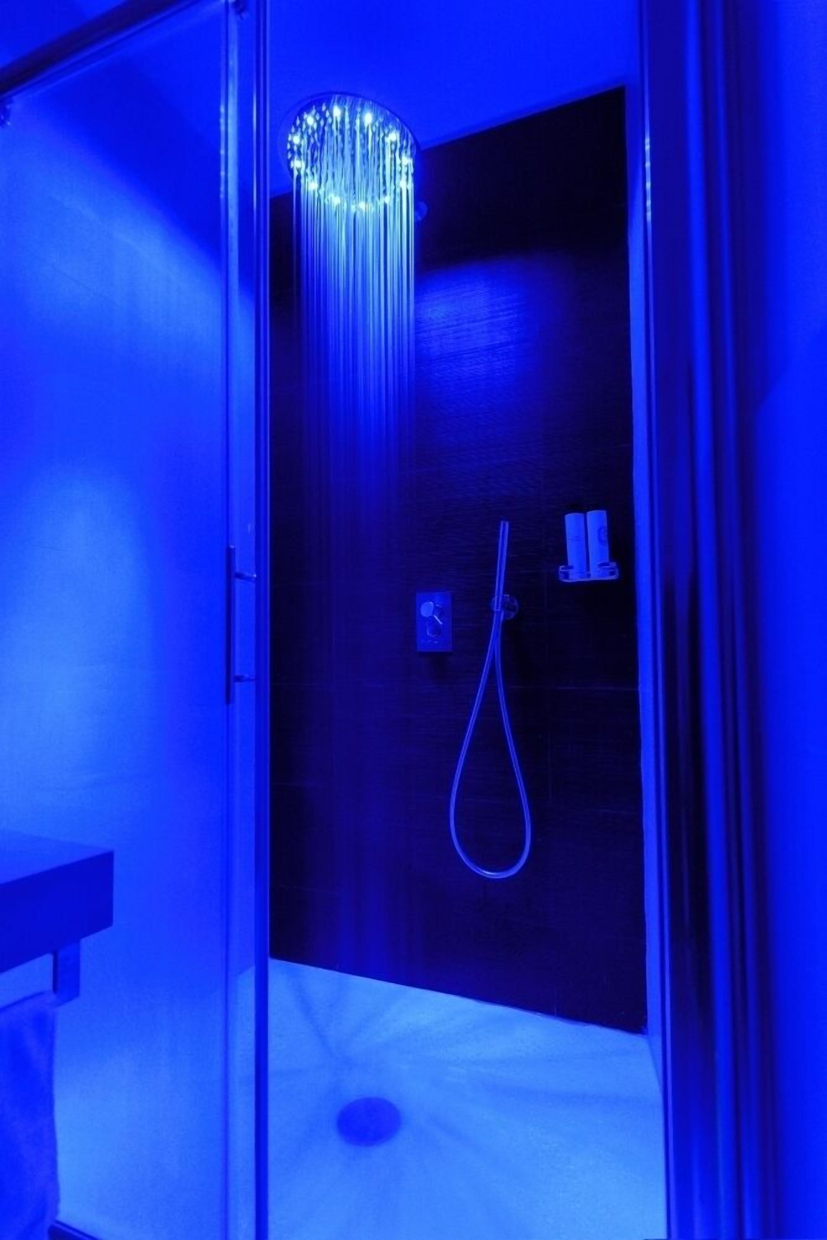 junior double or twin room | minibar, in-room safe, desk, soundproofing