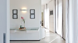 Suite, 2 soverom, badekar, sjøutsikt | Oppholdsområde