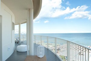 Habitación junior con 1 cama doble o 2 individuales | Minibar, caja fuerte, escritorio y sistema de insonorización