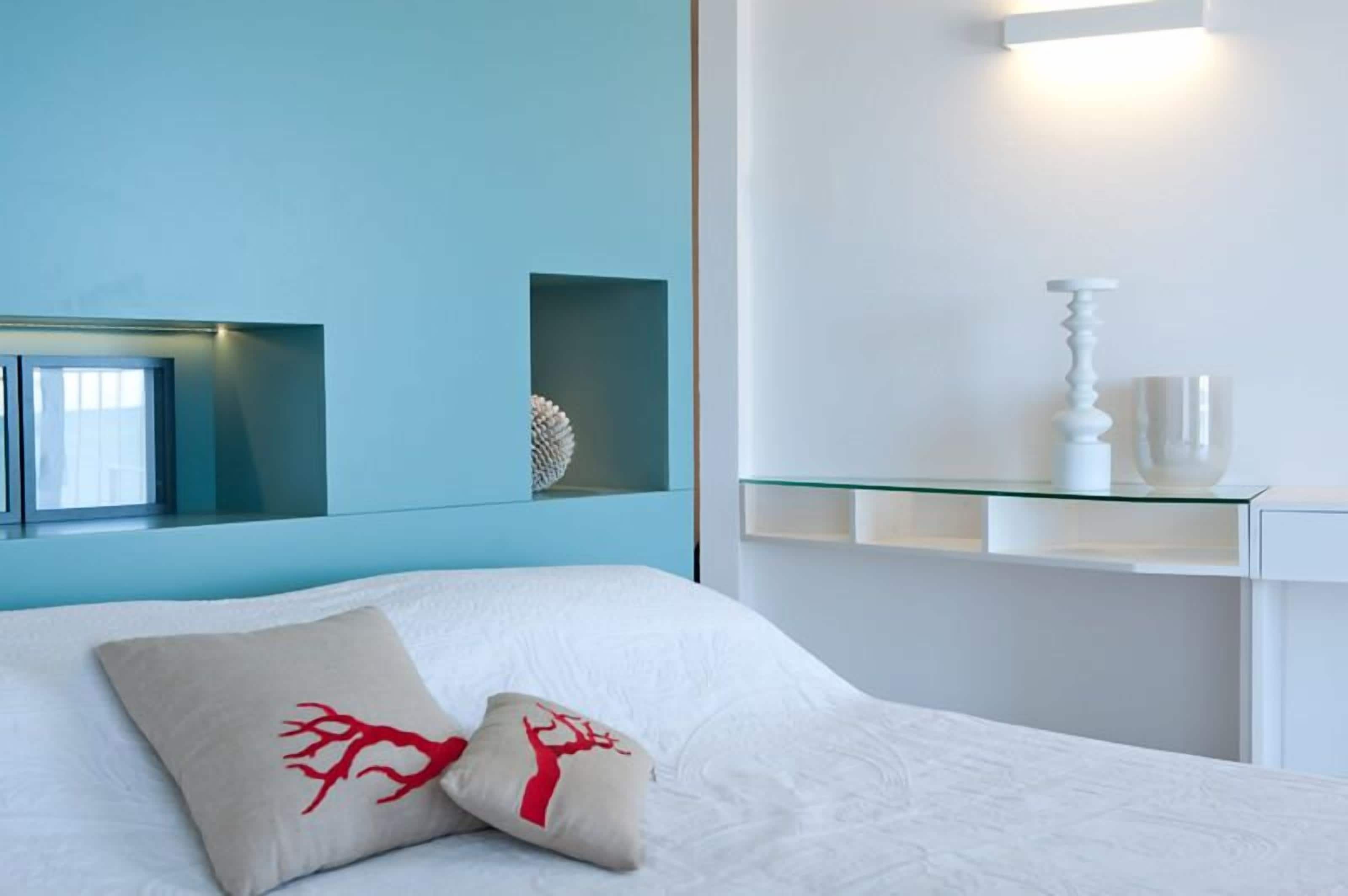 junior double or twin room | minibar, in-room safe, desk, soundproofing