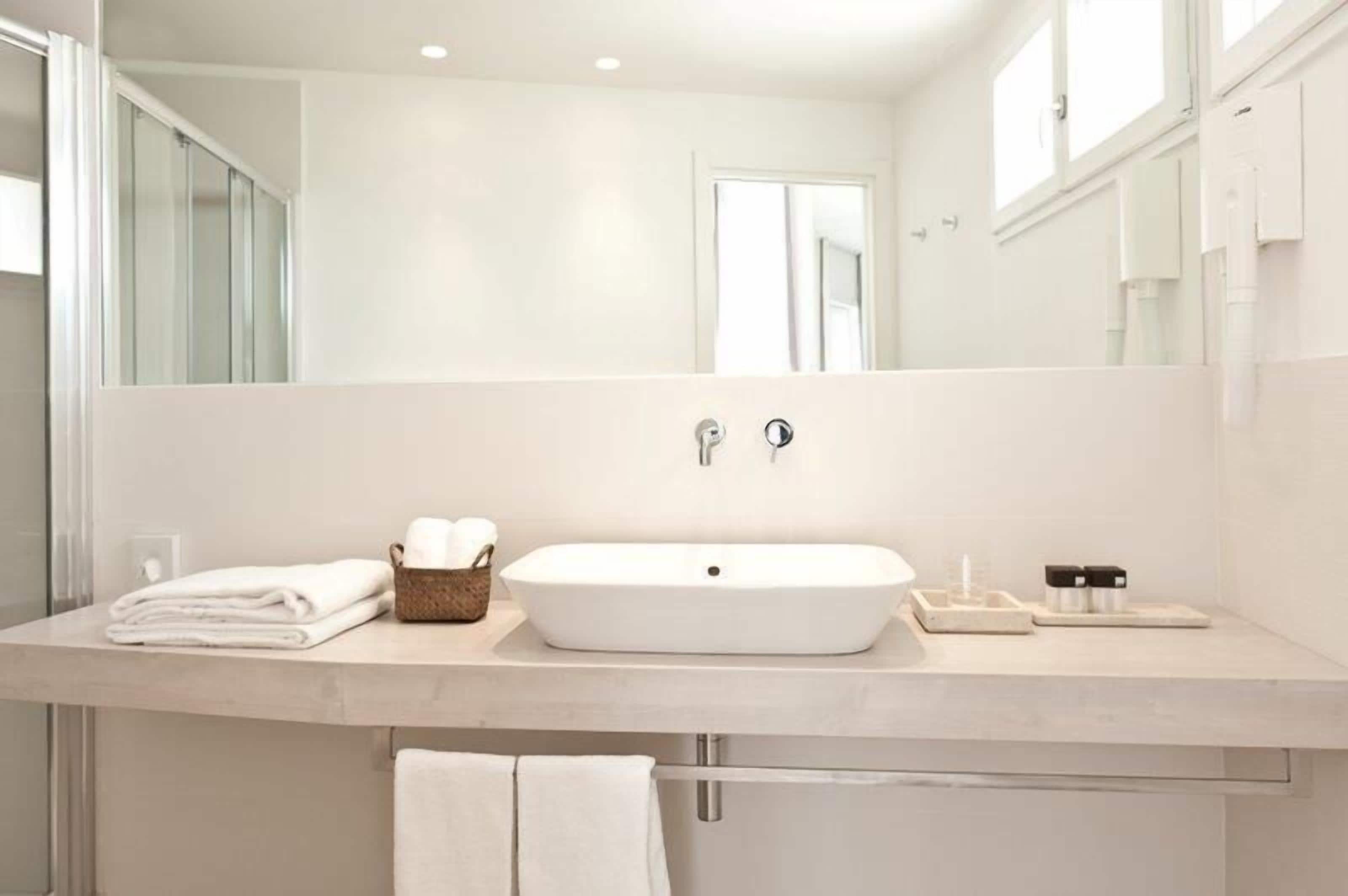 junior double or twin room | minibar, in-room safe, desk, soundproofing