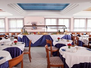 S'hi serveixen dinars, sopars i plats de cuina italiana