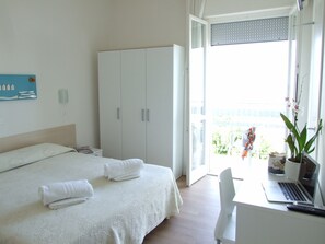 Minibar, in-room safe, desk, cribs/infant beds - Hotel Manuela (Cervia)