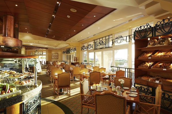 Tägliches Frühstücksbuffet (10.00 USD pro Person)