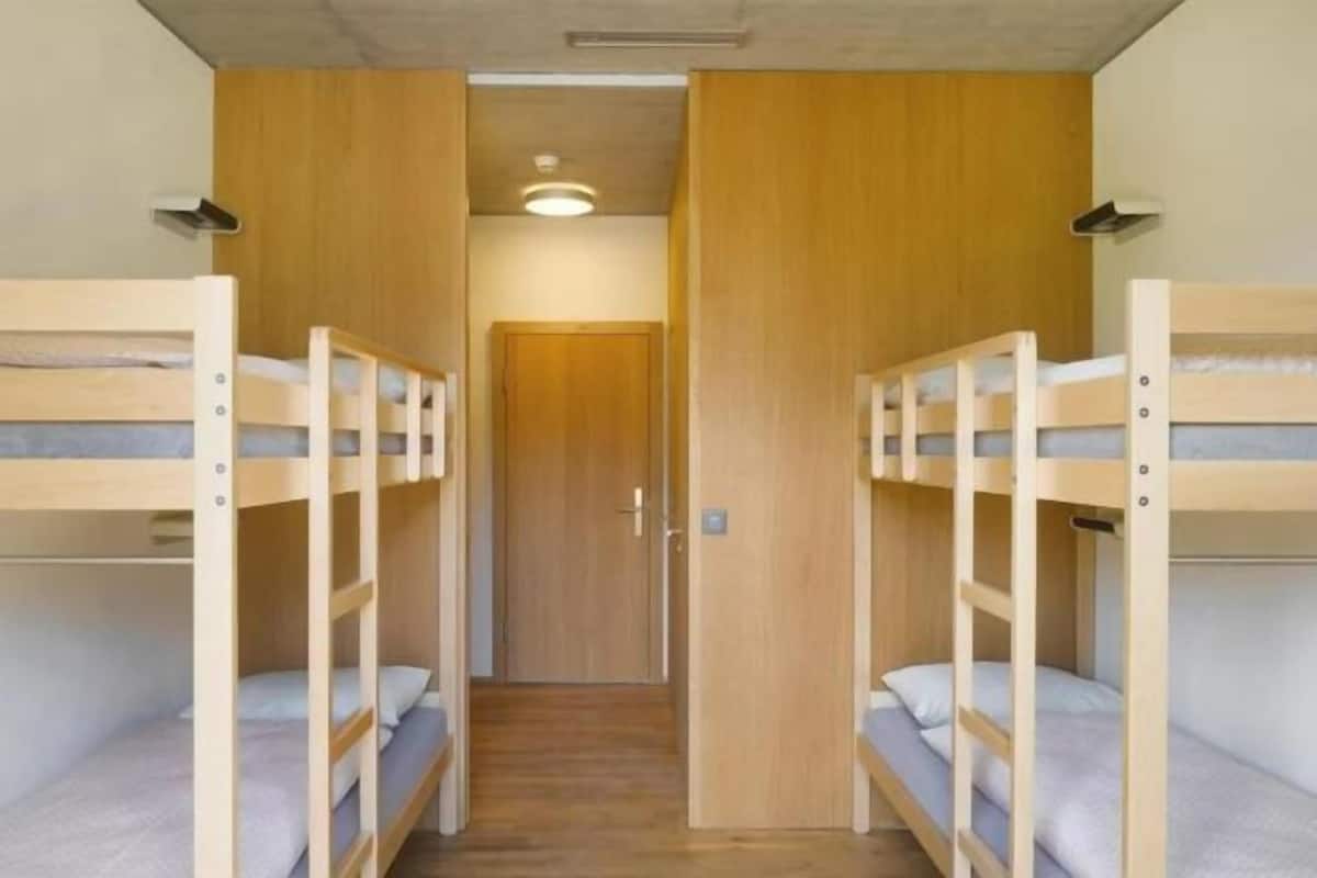 Een bureau, gratis wifi, beddengoed