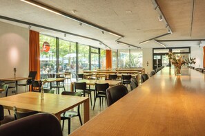 供应早餐、午餐和晚餐,国际美食