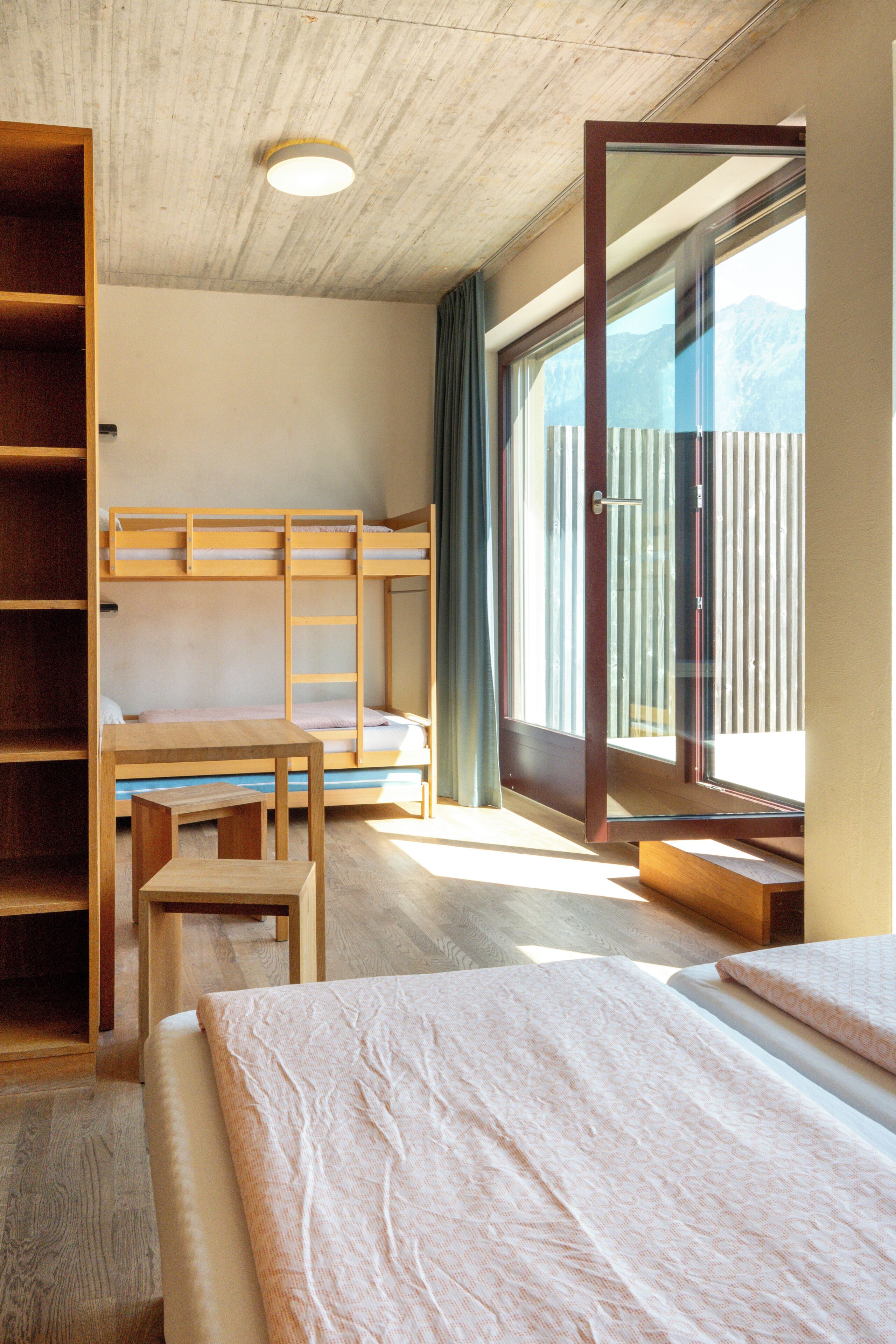 Quadruple Room, Balcony | Meja, Wi-fi percuma, cadar katil 