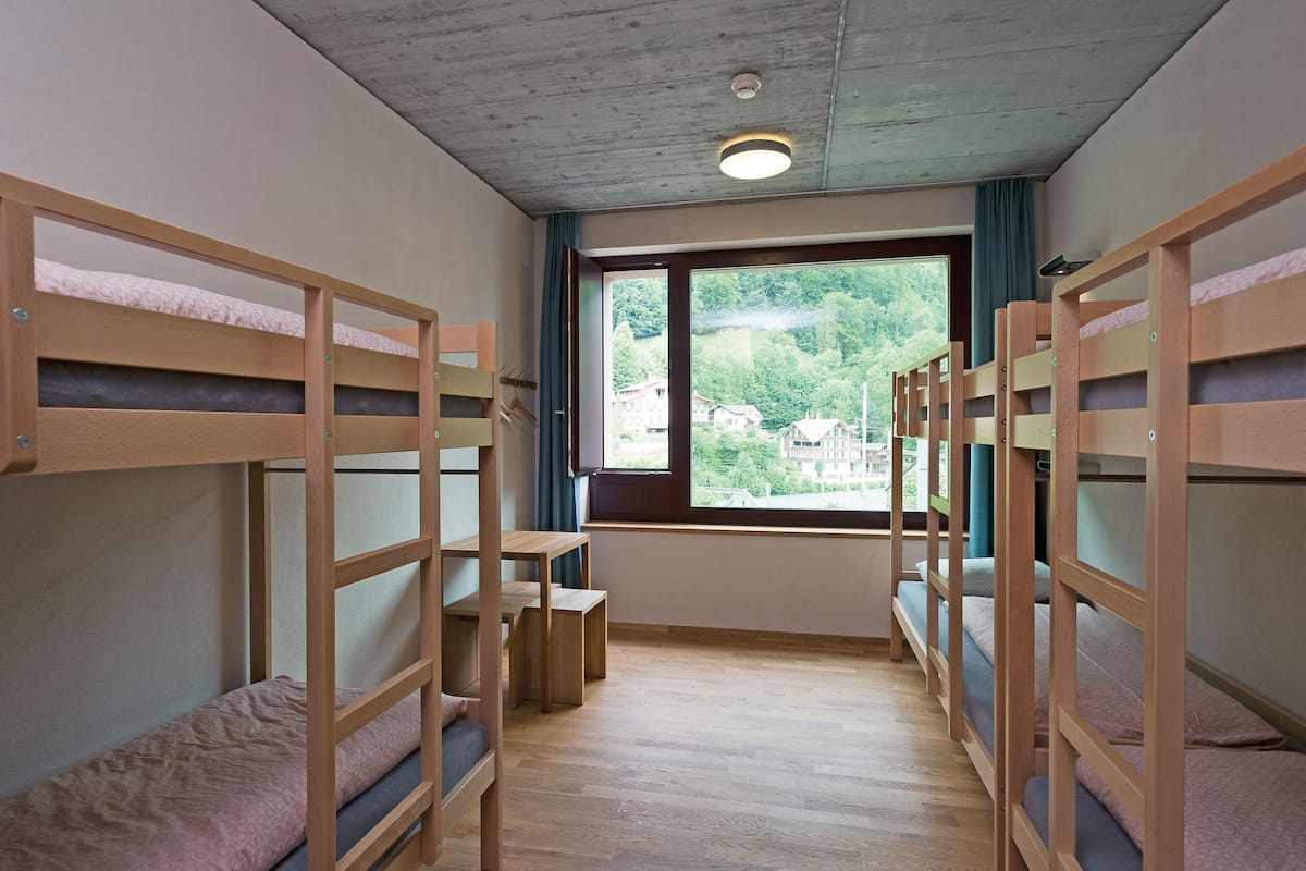 Een bureau, gratis wifi, beddengoed