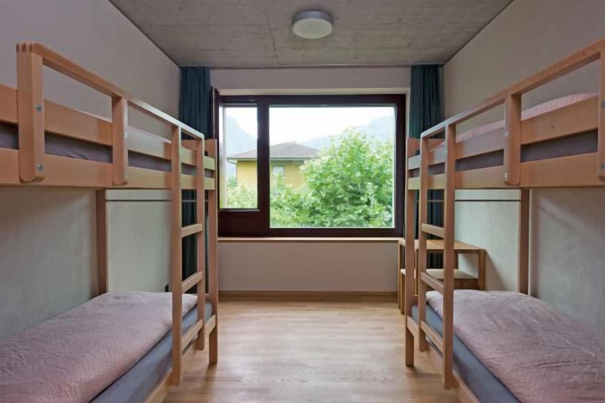 Een bureau, gratis wifi, beddengoed