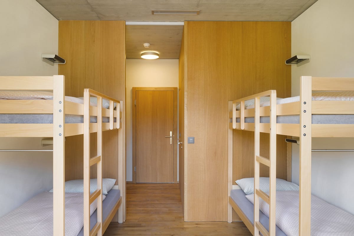 Een bureau, gratis wifi, beddengoed