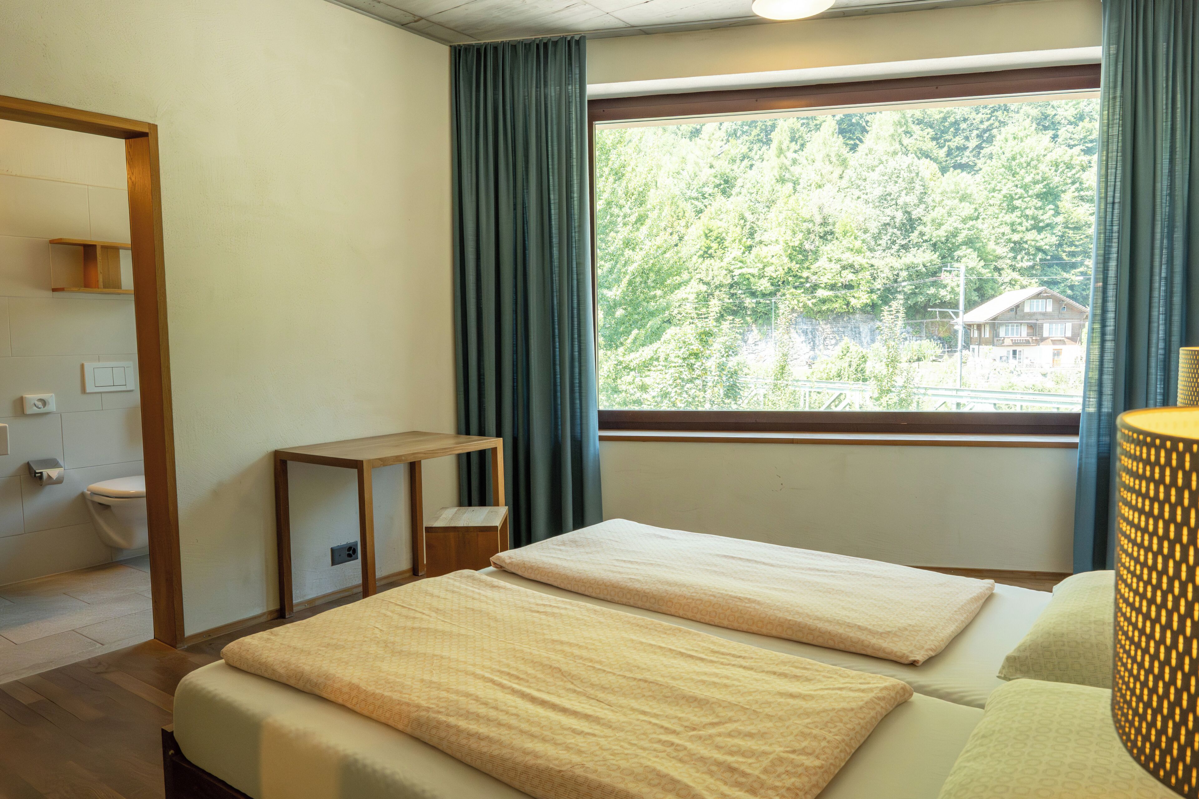 Escritorio, wifi gratis y ropa de cama 