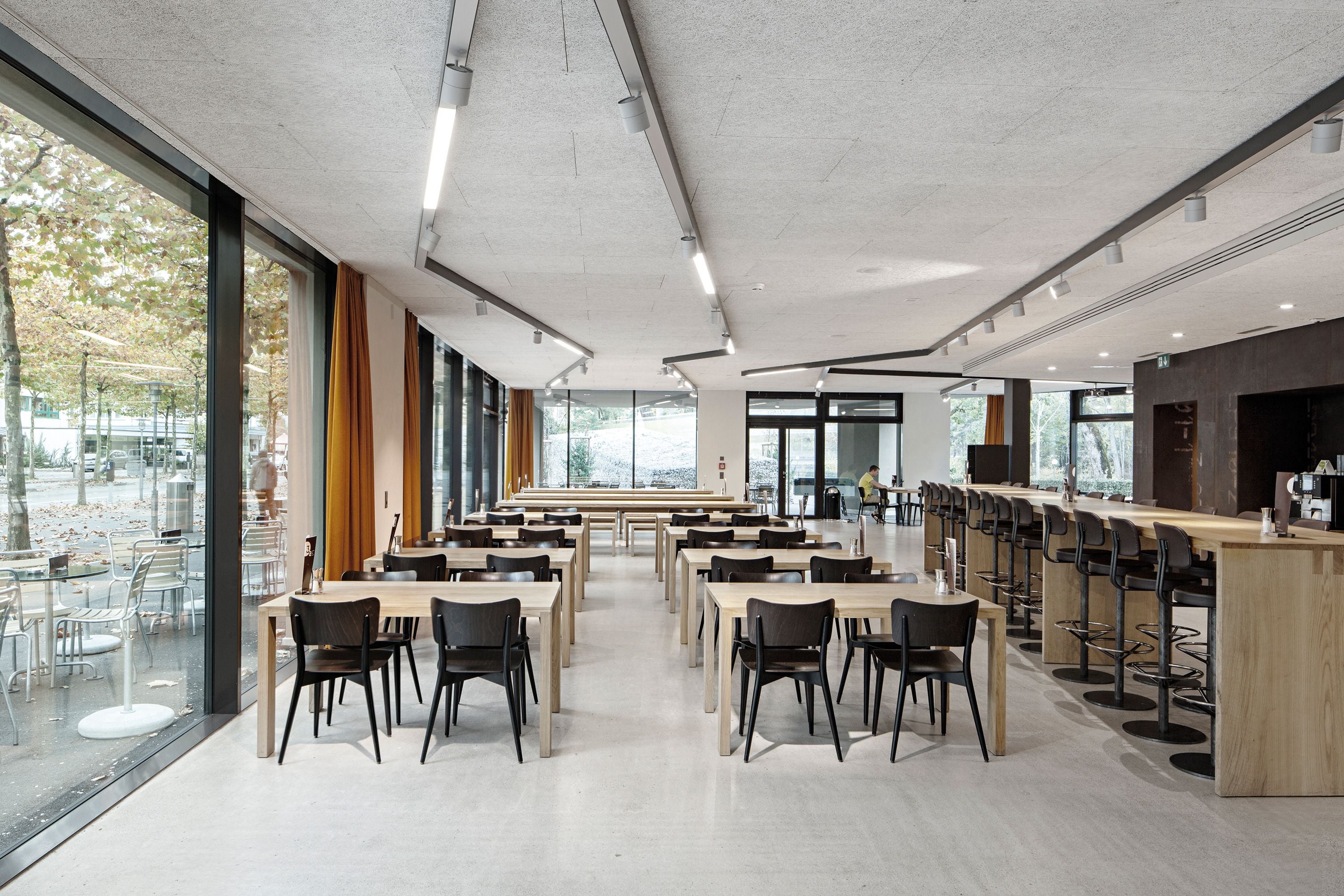 供应早餐、午餐和晚餐，国际美食