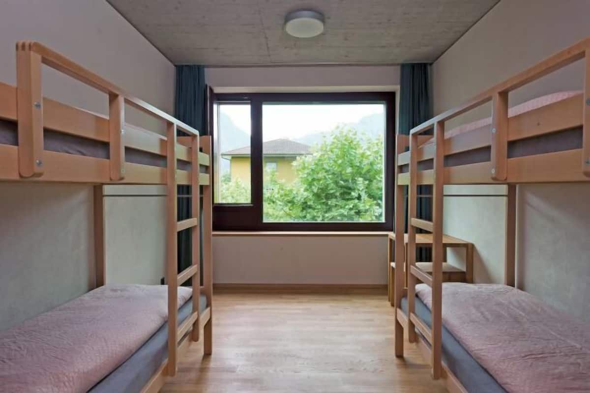 Een bureau, gratis wifi, beddengoed