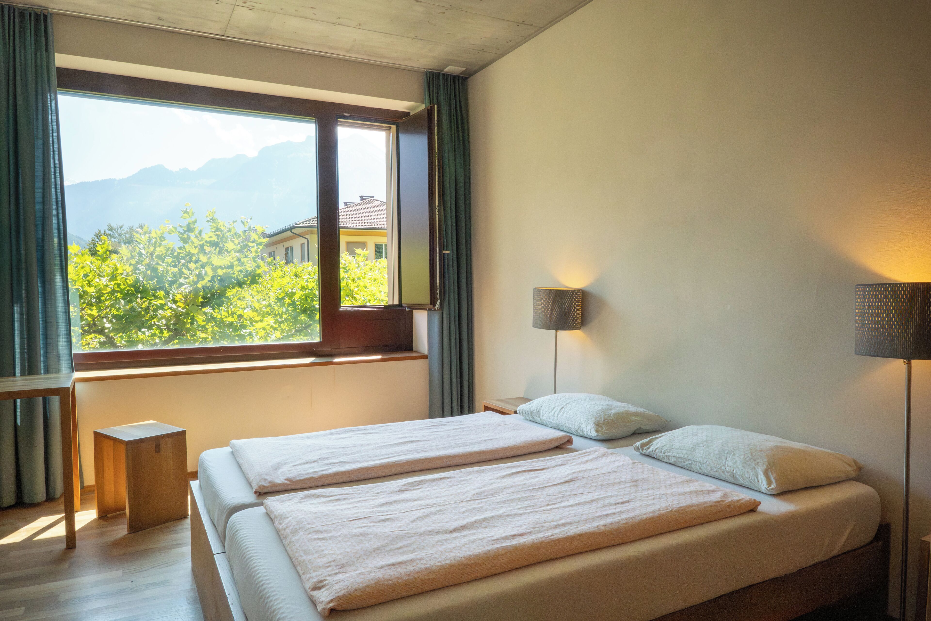 Escritorio, wifi gratis y ropa de cama 