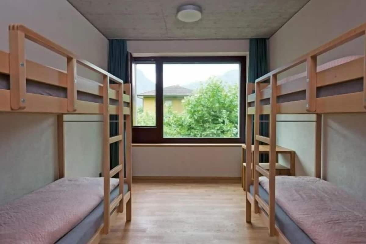 Een bureau, gratis wifi, beddengoed