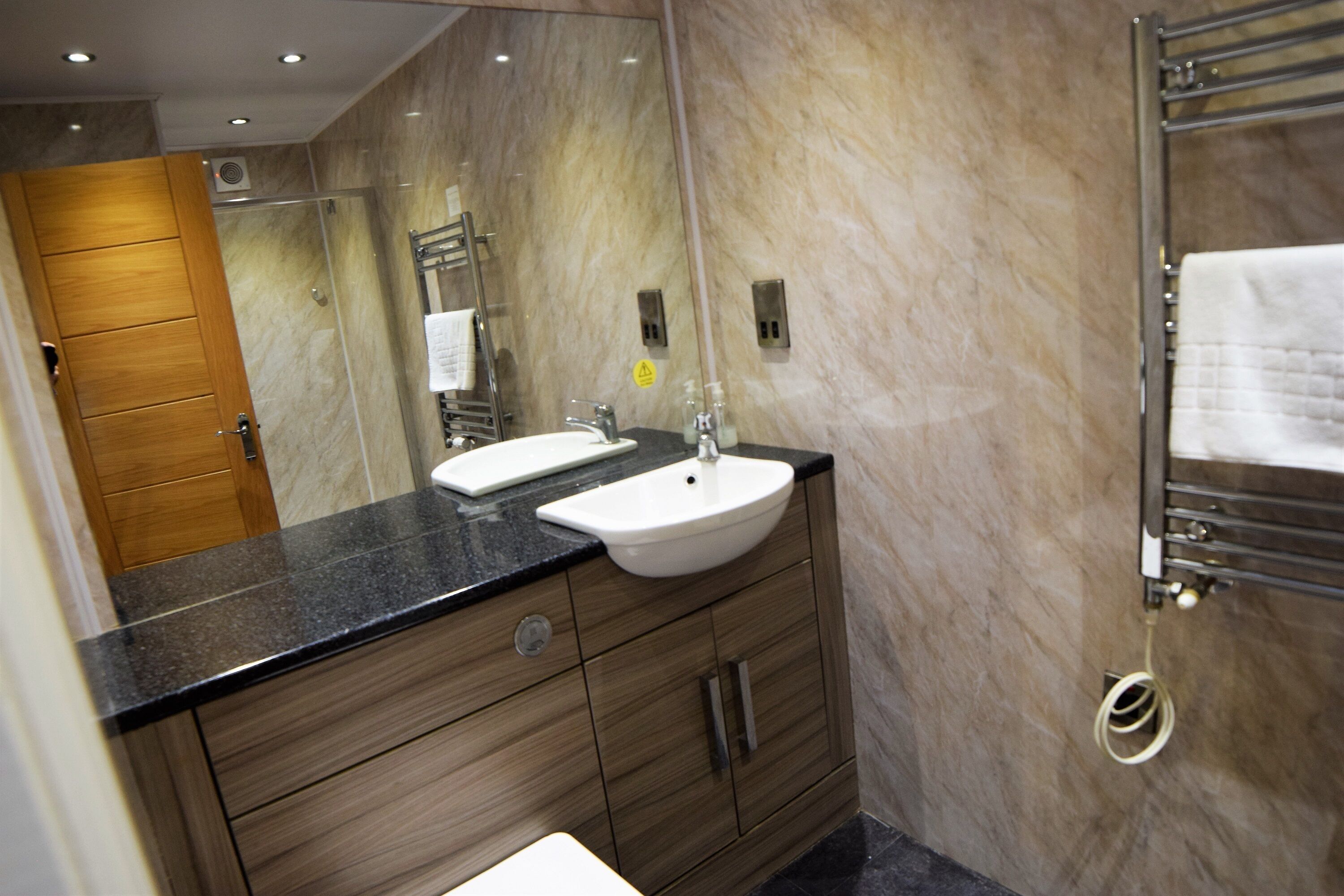 double room | bathroom | shower, free toiletries, towels