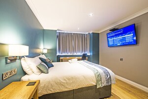 Quarto casal | Cofres nos quartos, escrivaninha, quartos à prova de som