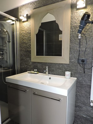 Shower, perlengkapan mandi gratis, pengering rambut, dan kloset