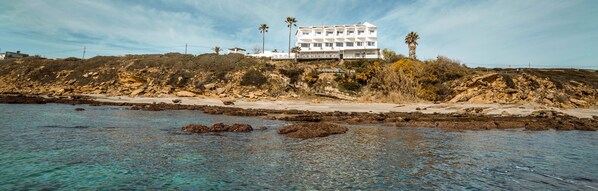 On the beach, sun-loungers, beach umbrellas, beach towels - Hotel Boutique Milla de Plata (San Roque)