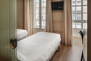 Hochwertige Bettwaren, Zimmersafe, Schreibtisch