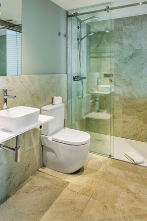 Shower, eco-friendly toiletries, hair dryer, towels - Hotel Atalaia B&B (Santiago de Compostela)