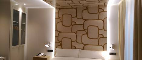 Luxe beddengoed, een kluis op de kamer, een bureau, een laptopwerkplek