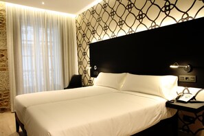 Habitación estándar doble | Ropa de cama de alta calidad, caja fuerte, escritorio