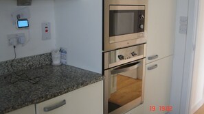 Apartamento, 2 quartos, acessível, vista para a cidade | Cozinha privada | Geladeira grande, micro-ondas, fogão, cooktop