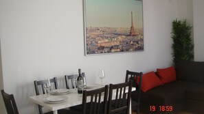 Apartment, 2 Schlafzimmer, barrierefrei, Stadtblick | Essbereich im Zimmer