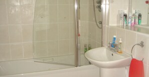 Apartment, 2 Schlafzimmer, barrierefrei, Stadtblick | Badezimmer | Duschwanne, kostenlose Toilettenartikel