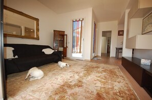 Premium bedding, in-room safe, individually decorated