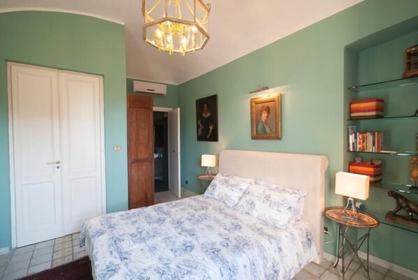 Premium bedding, in-room safe, individually decorated