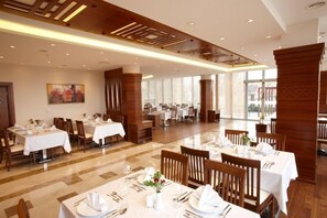 2 restaurants; breakfast, lunch, and dinner served
