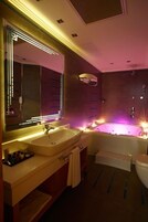 Suite Deluxe | Baño | Artículos de higiene personal gratuitos, secador de pelo y zapatillas