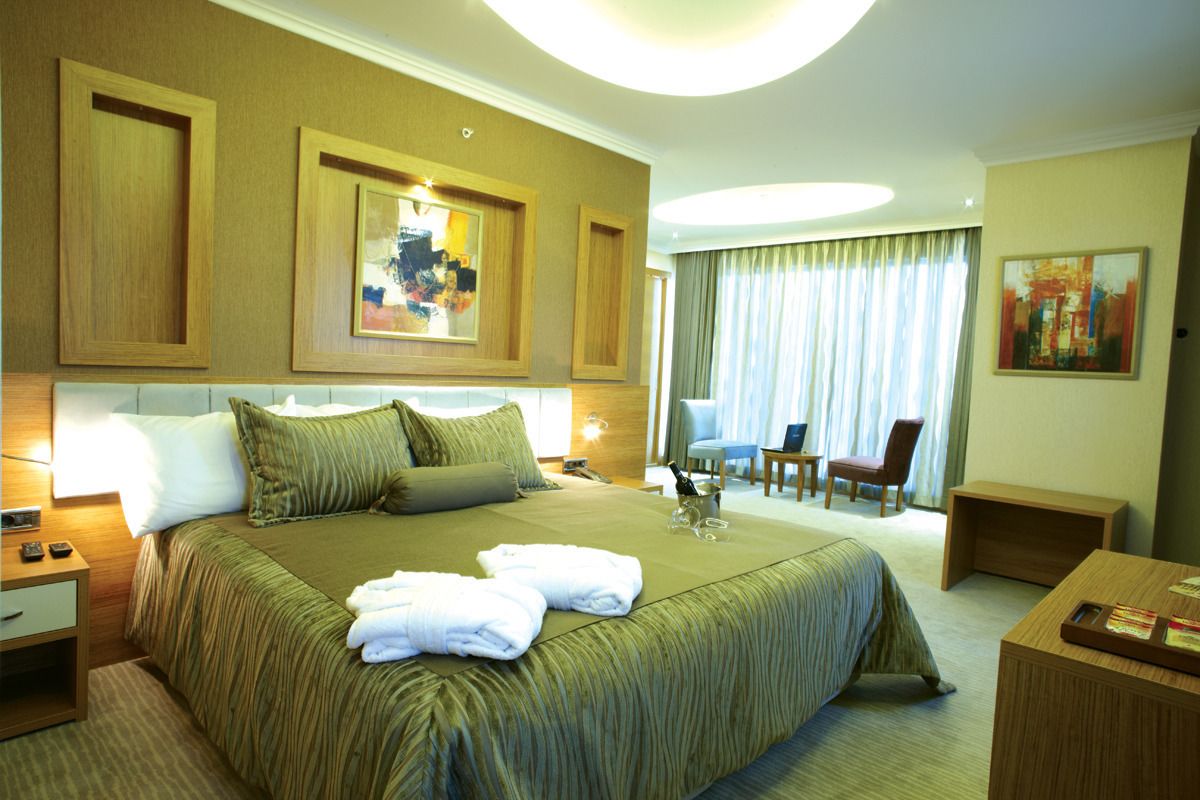 Deluxe Suite | Minibar, in-room safe, individually decorated, desk