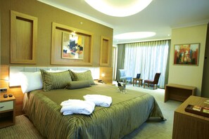 Suite Deluxe | Minibar, caja fuerte, decoración individual y escritorio