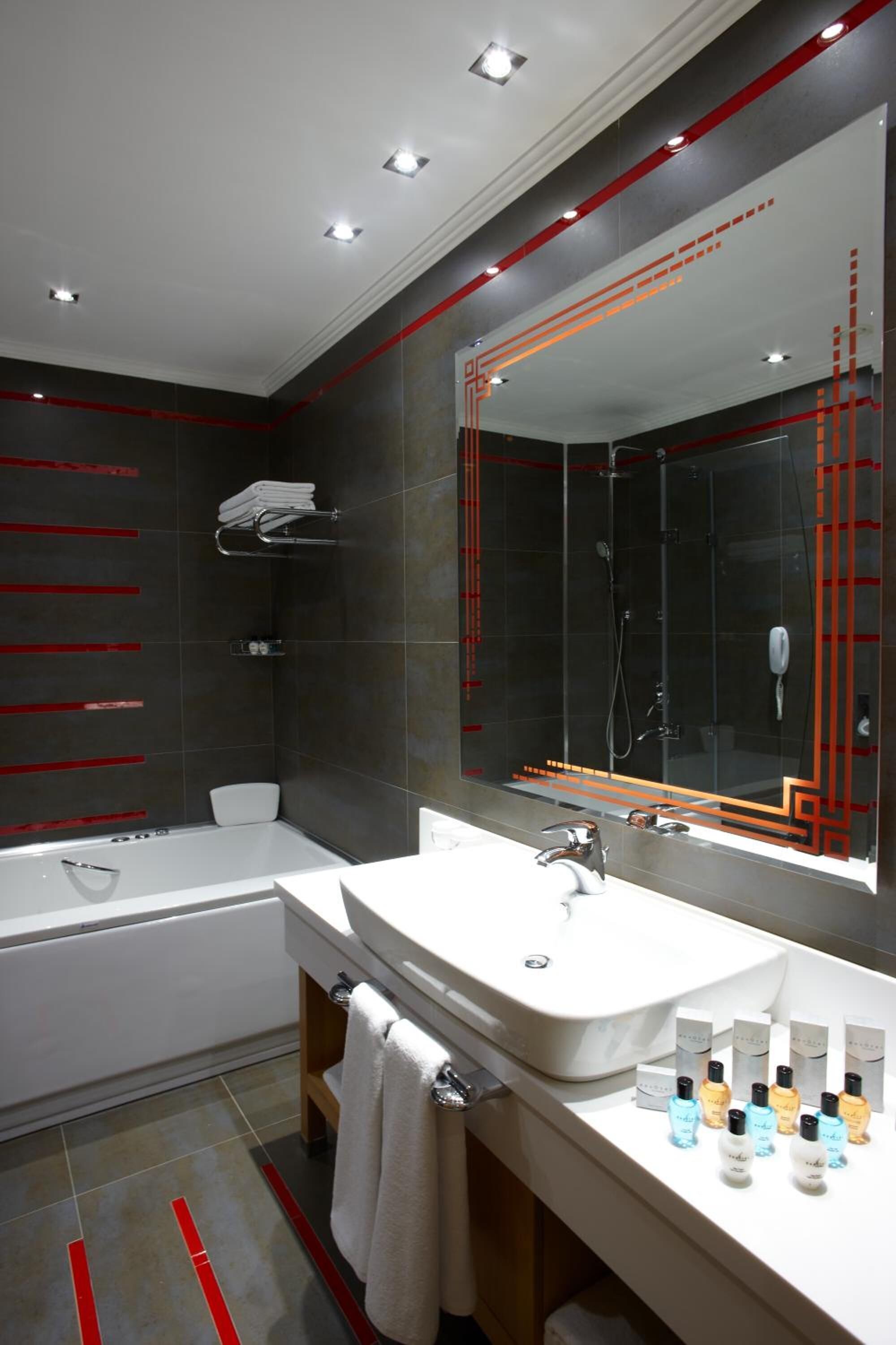 executive double or twin room | bathroom | free toiletries, hair dryer, slippers, towels