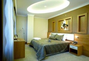 Deluxe suite | Een minibar, een kluis op de kamer, individueel gedecoreerd, een bureau
