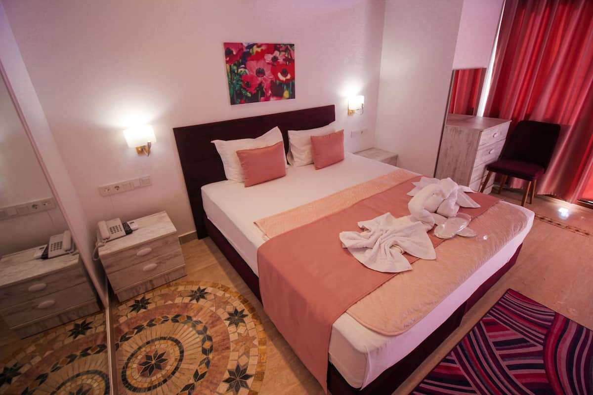 Family Suite | Minibar, in-room safe, bed sheets