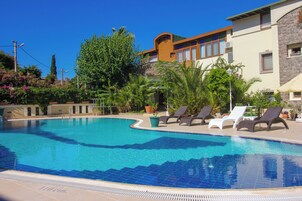 Una piscina al aire libre