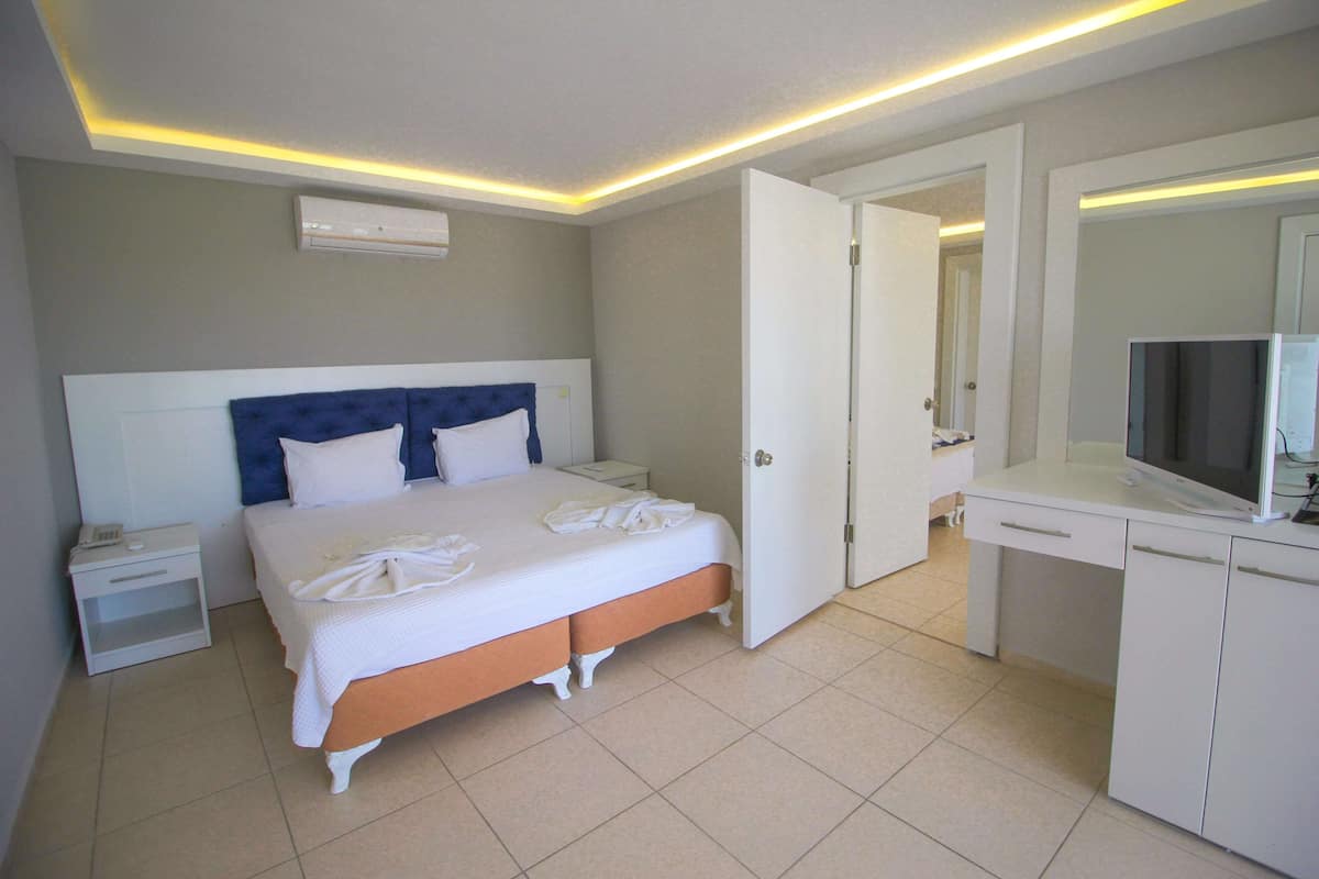 Minibar, in-room safe, bed sheets