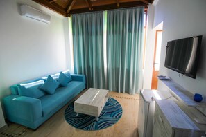 ميني بار وخزنة داخل الغرفة وملاءات أسرّة وتسهيلات لدخول الكراسي المتحركة