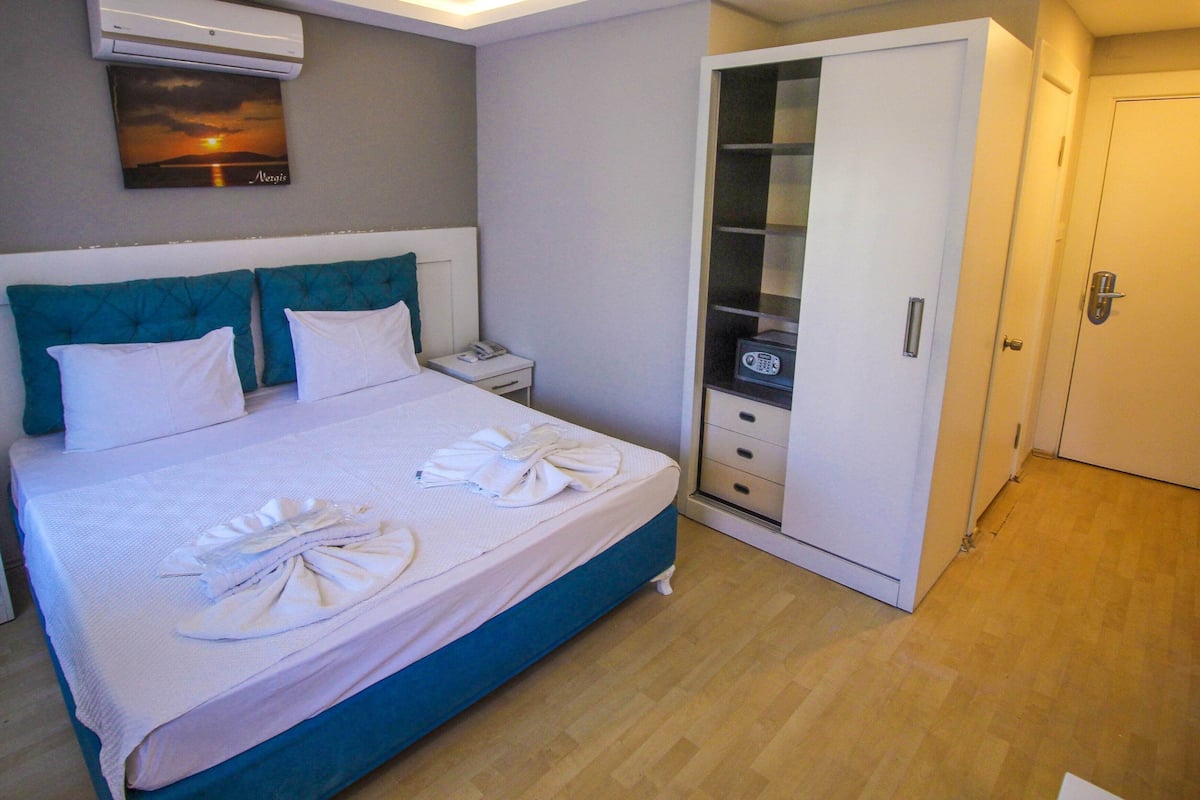 Standard Double or Twin Room | Minibar, in-room safe, bed sheets