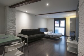 Appartamento (4 people) | Una scrivania, tende oscuranti, culle/letti per bambini (gratuiti)