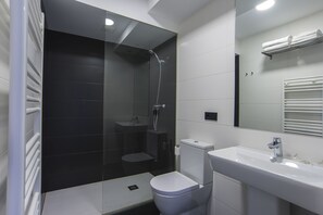 Dusche, kostenlose Toilettenartikel, Haartrockner, Handtücher
