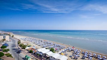 Una spiaggia nelle vicinanze