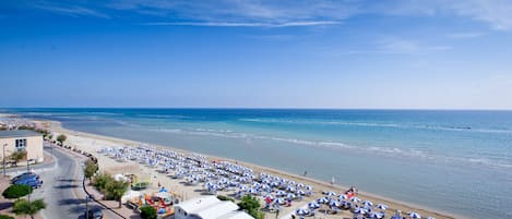 Una spiaggia nelle vicinanze