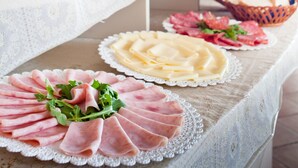 Una mesa de buffet con diversos alimentos y cestas.
