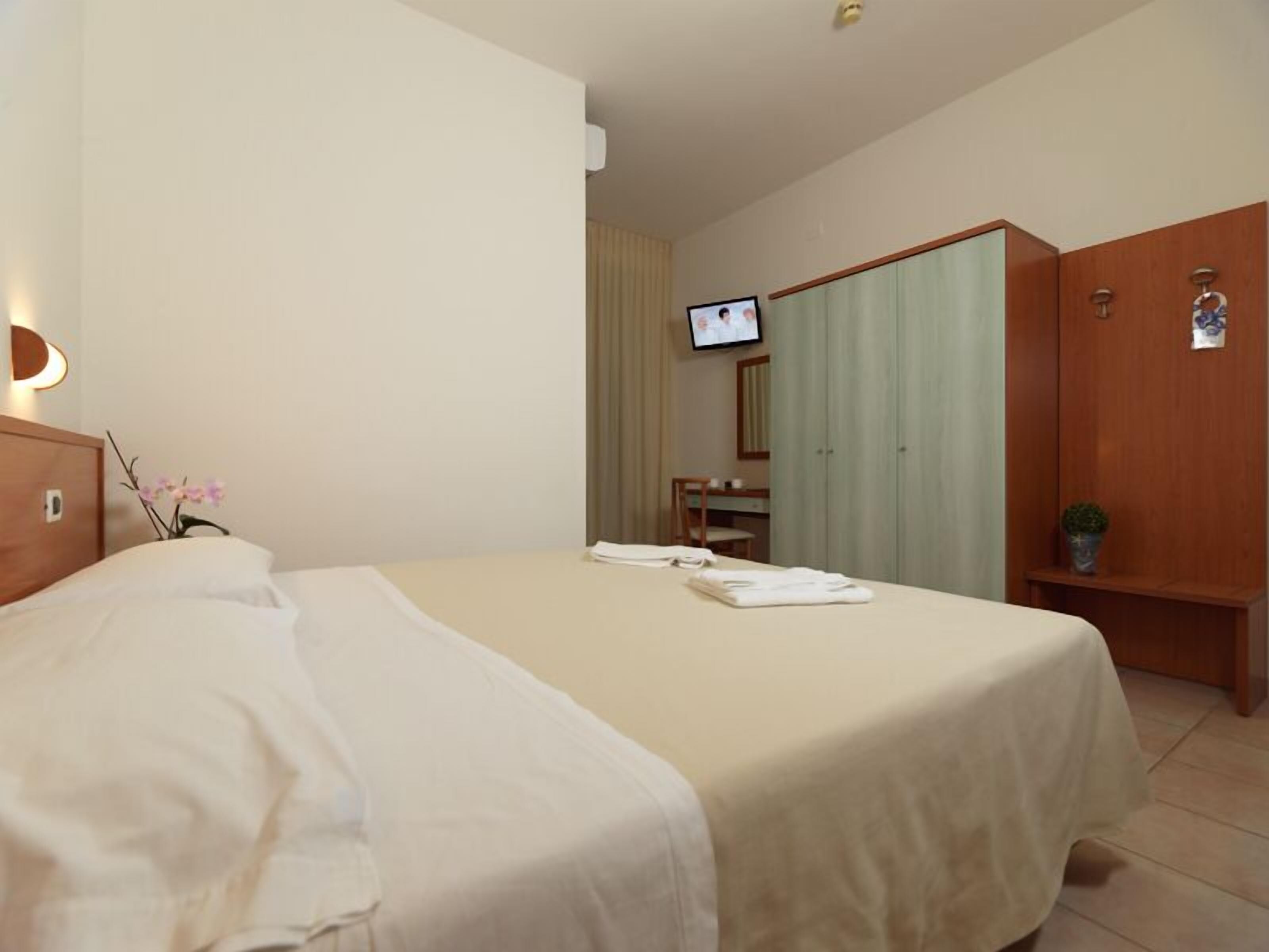 triple room, sea view | in-room safe, desk, cots/infant beds, free wifi
